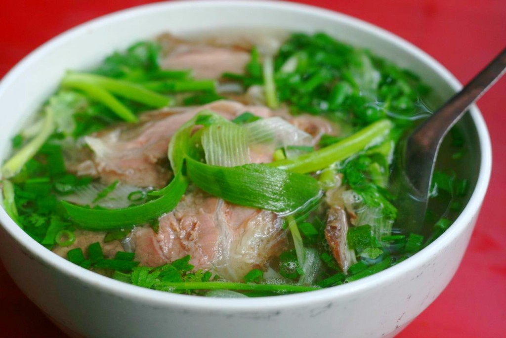 Phở: Phở là một trong những  món ngon ngày lạnh dễ ăn và có rất nhiều lựa chọn. Bạn có thể ăn phở bò, phở gà tùy khẩu vị. Phở bò cũng có dăm bảy loại để bạn chọn như: tái, chín, nạm, ngầu… Nước dùng ngọt từ xương ninh suốt mười mấy tiếng quyện với những miếng thịt thái mỏng tang và bánh phở mềm mượt khiến phở là món không thể chối từ cho ngày đông lạnh buốt.